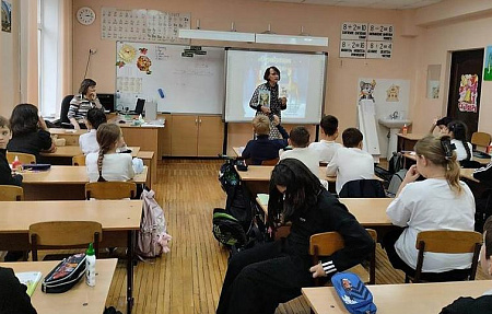 След копытца серебрится